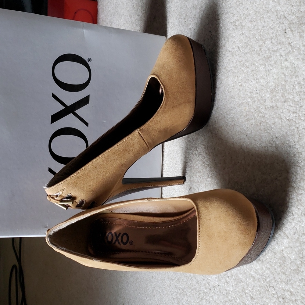 NWT XOXO Tan Suede Platform Pumps, Size 5.5